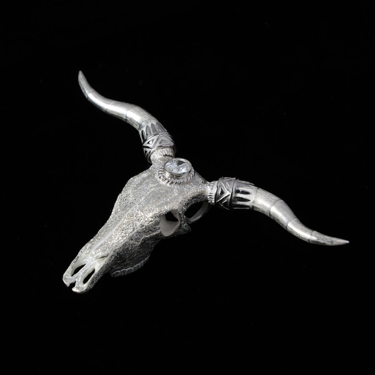 ロングホーンスカルペンダント大プラチナ縄"ラボグラウンダイヤモンド"〜SV角×プラチナ角パーツ(バンダナ)付き ダイヤモンド-ダスト加工〜