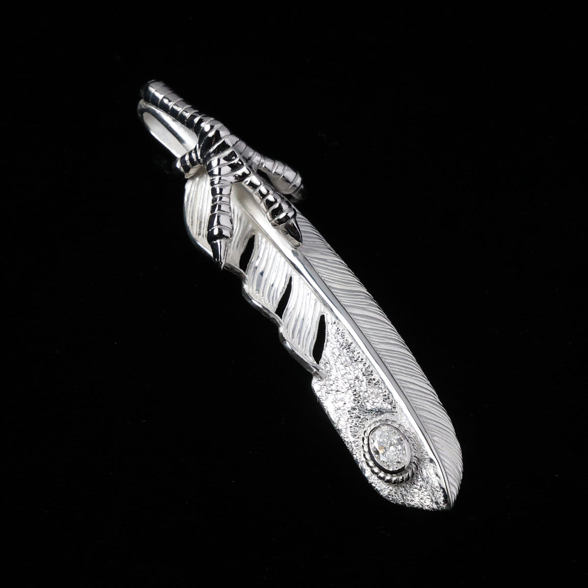 特大プラチナ爪フェザープラチナ縄"ラボグラウンダイヤモンド"(左向き)ダイヤモンド-ダスト加工