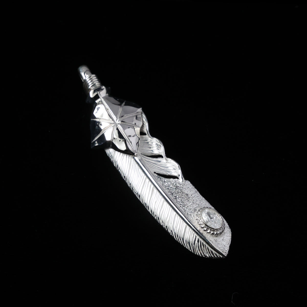 PT矢尻フェザーLLプラチナ縄"ラボグラウンダイヤモンド"(右向き)ダイヤモンド-ダスト加工