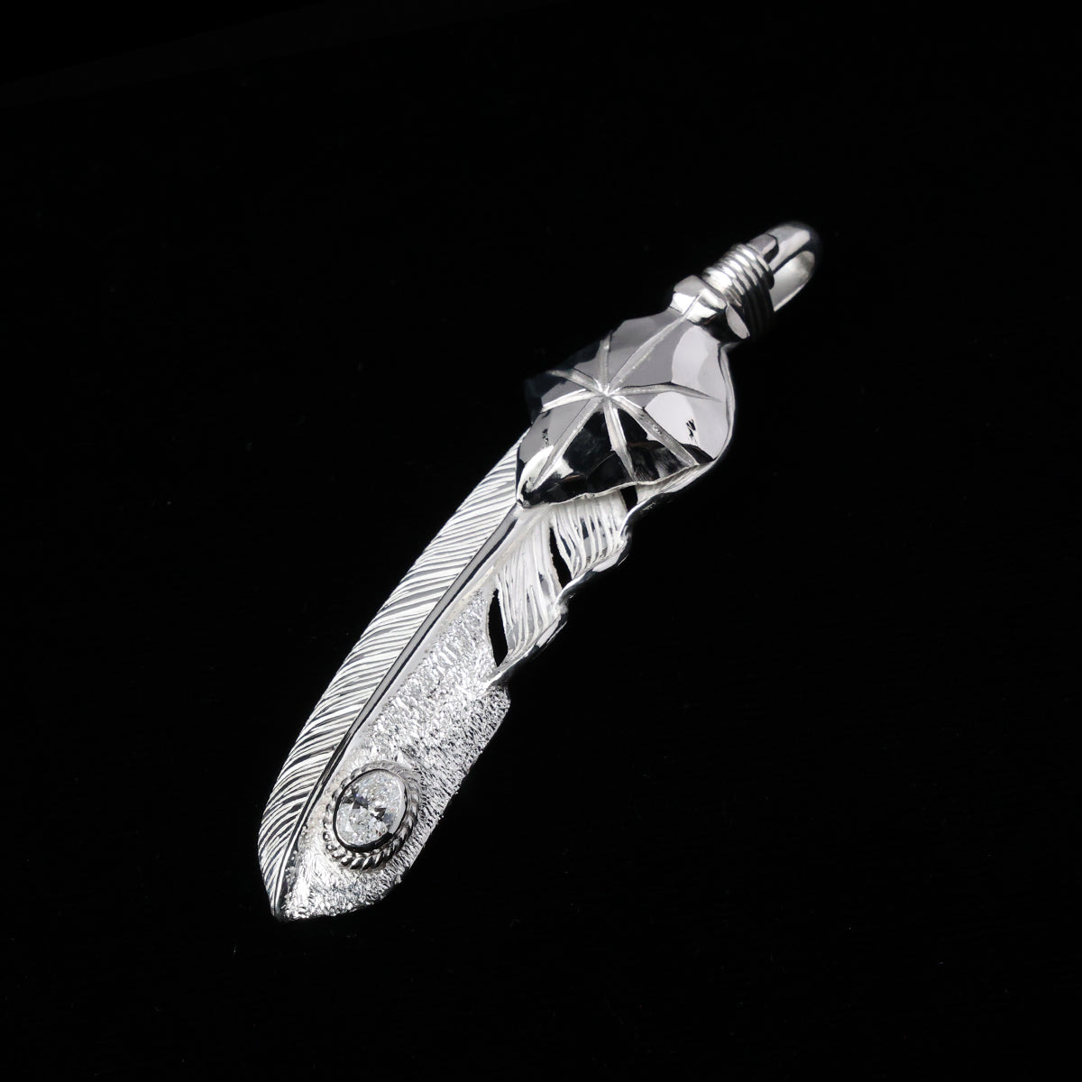 PT矢尻フェザーLLプラチナ縄"ラボグラウンダイヤモンド"(右向き)ダイヤモンド-ダスト加工