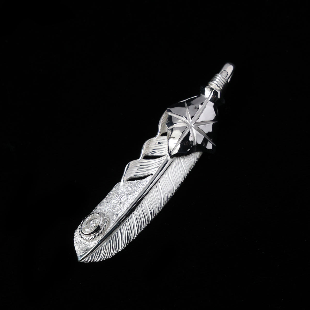 PT矢尻フェザーLLプラチナ縄"ラボグラウンダイヤモンド"(左向き)ダイヤモンド-ダスト加工